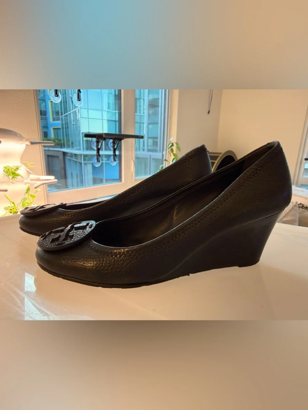 Tory Burch Black Pebbled Leather Wedge Pumps with Logo Emblem - Picture 1 of 10